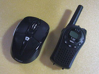 図1:マウスより小さい無線機!? <click>→動画1:受信周波数調べ