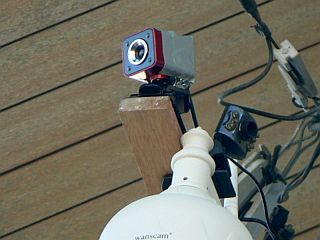 図7:メイン監視カメラの傍に台木を伸ばした <click>→図8:HUBのLEDは邪魔