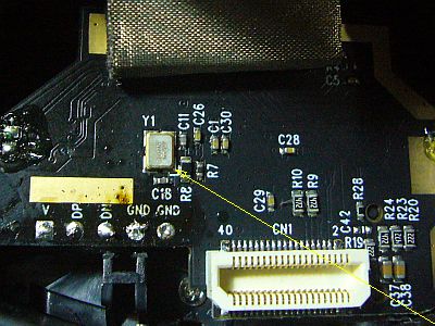 図9:クッション材が「Y1」に触らないようにした <click>→図10:取り敢えず、マイクも外してみた