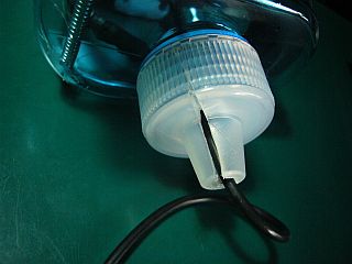 図5:キャップにケーブルを通す <click>→図6:雨風除けカバーと保持アーム