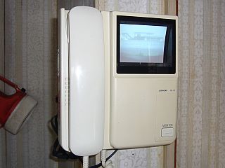 図3:健在な一階側のMK-1M機 <click>→図4:アイフォン社の資料では?