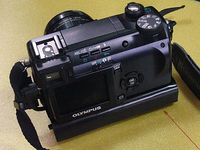 図1:補強電源を付けたC-770UZ <click>→図2:カメラの(右手での)保持の様子