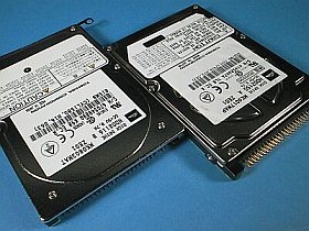 厚さの違うHDD 左:8.45mm,右:9.5mm)