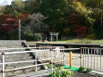 図1:奥に神社(白龍大神)が見える <click>→図2:“立ち入り禁止”の看板