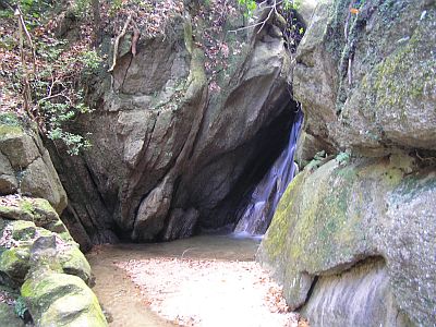 図1:月の輪滝 <click>→図2:園地内の小川と小橋