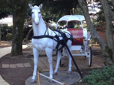 図1:河口湖・音楽と森の美術館の展示物 <click>→図3:使用したレンタカー(右下)