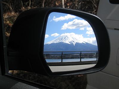 図3:ウィンド・ミラーに映った富士山 <click>→図4:カチカチ山からの眺望