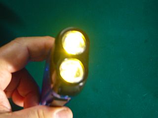 図1:必死で手動点灯? <click>→図2:ボタン電池で点灯