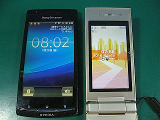 図1:スマホとガラケー <click>→図2:街中のWiFi群