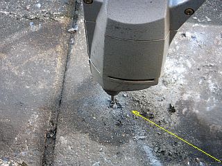 図3:コンクリート用ドリル刃で孔開け <click>→図4:タガネやポンチを使った