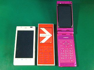 図1:真ん中がD703i <push>→図2:素直に入らず <click>→図3:暗証番号ロック!