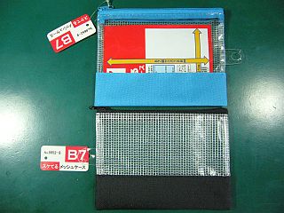 図1:買い足したメッシュ・ケース <click>→図2:現用品のファスナーが外れた!