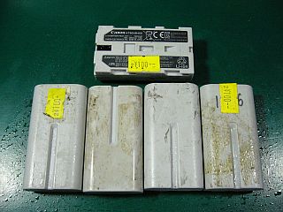 図1:最後の100円バッテリ・ジャンク? <click>→図2:上:旧タイプ1100mAh、下&右:新タイプ2200mAh