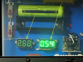 図1:しょぼくれ電圧計と明るい電流計 <click>→図2:電圧計、電流計とも、まだ表示は明るい