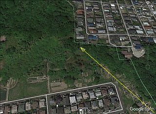 図3:Google Earthの空撮写真 <click>→図4:謎の小道(空撮写真の矢印の先付近)