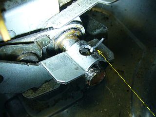 図1:針金を挟んでみた <click>→図2:板側の孔の広がりが問題!