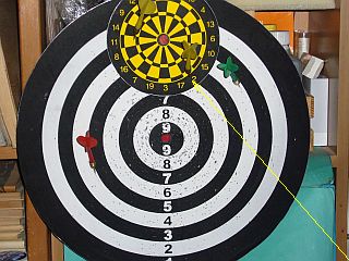 図1:小さいのが百均ダーツ <click>→図2:百均ダーツの矢がベスト!