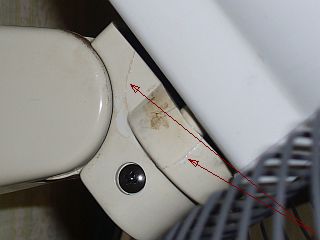 図1:修理出来た壁掛扇風機の首振り保持部 <click>→図2:塩ビ用糊が適材だった!