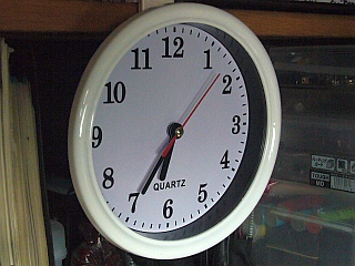 図1:今回買った百均時計 <click>→図2:至る所に置いてある時計