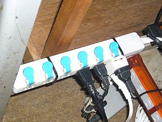 図1:「結束バンド」で多口コンセントを固定 <click>→図2:25cm長や百均品など