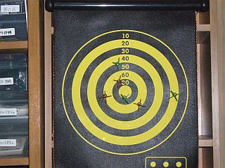 図1:「磁石式ダーツ」 <click>→図2:以前の「コルク板ダーツ」