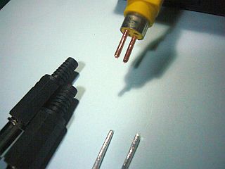 図3:銅線を削って芯にした <click>→図4:小基板を使いホットメルトで覆った