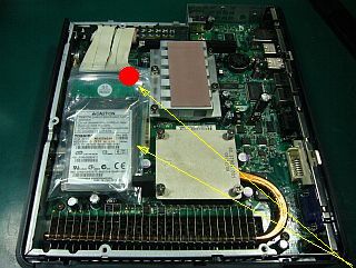 図3:ポリ袋に入れて寝かせた1.8HDD <click>→図4:WinXPが入っていたが、途中でパニックに