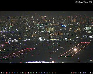 図1:「大阪空港ライブカメラ」の夜景 <click>→図2:「大阪空港広角」の映像:滑走路上を含むと全部で5機見えている