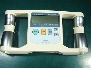 図1:OMRON 体脂肪計(本体外観) <click>→図2:動かせなかった「主基板」