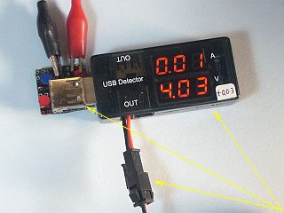 図1:電圧・電流も見られる充電用補助具 <click>→図2:充電中の様子