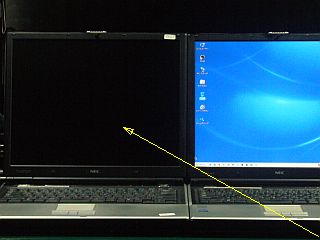 図1:左:電源が入らないサブ機、右:メイン機 <click>→図2:分解途中