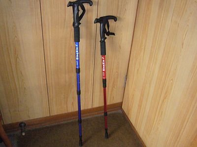 図1:買って来たスティック <click>→図2:上り口に備えられた竹杖