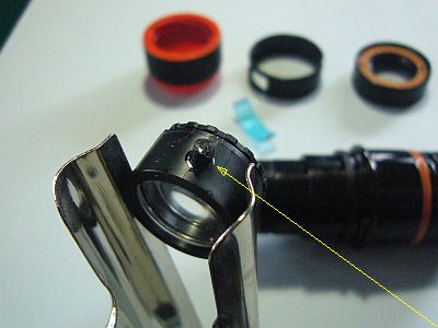 図1:接着した「へそ」 <click>→図2:カニ目レンチ用の孔2つ