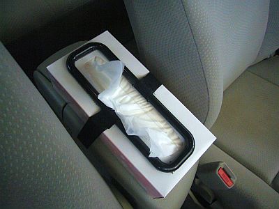 図1:「Belta」の肘掛に取り付けたが <click>→図2:滑り留めが必要だ!