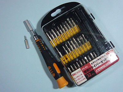 図1:首が縮む差込ドライバ <click>→図2:先端が磨り減ったT3ドライバと補充した2本