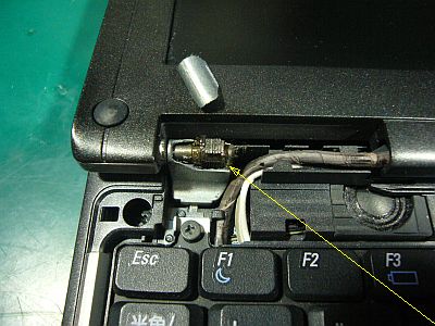 図1:ヒンジが壊れた! <click>→図2:割り箸でつっかい棒