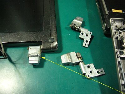 図3:死亡側のをパクる <click>→図4:表示部の前枠のみ取り外し