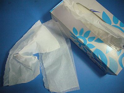 図1:千切れ千切れになるティッシュ <click>→図2:車載用ティッシュ