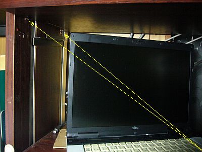 図1:棚板嵩上げのため、木ネジを打ち込んだ <click>→図2:裏蓋を開けて見た