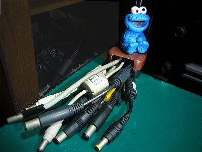 図1:ACアダプタ・ケーブルを束ねる <click>→図2:元はオモチャ時計