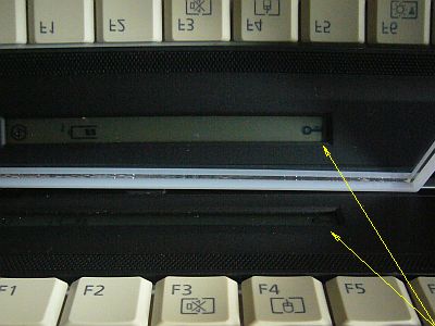 図1:手鏡で見なければいけない“状態表示” <click>→図2:FMV-E8240用リカバリディスク・セット