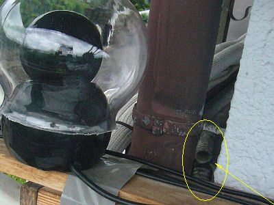 図1:期せずして撮影していた「折れたドレイン・ホース」 <click>→図2:7年前のドレイン・ホース