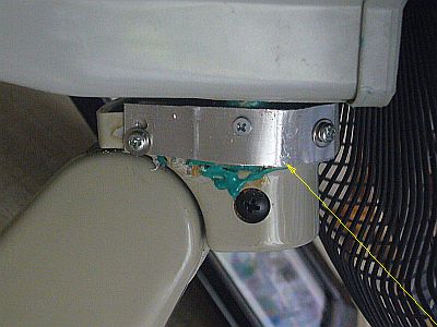 図1:アルミ板を当て、ビス留めして補修 <click>→図2:前回の修理痕