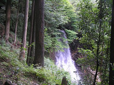 図3:滝は、駅の下から?! <click>→図4:トンネルからの冷風が気持ち良い!