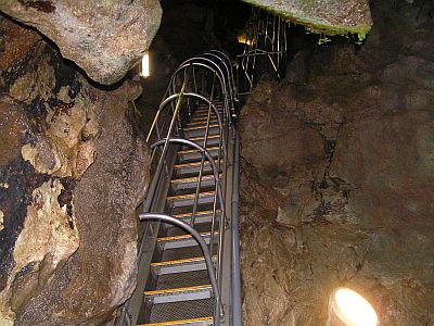 図1:鍾乳石が見当たらない鍾乳洞 <click>→図2:お賽銭?