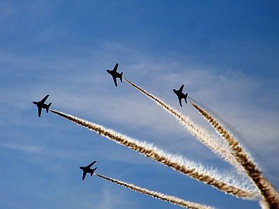 図1:曲技飛行の一端 <click>→図2:行きはよいよい、帰りが怖い♪