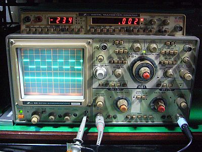 図1:目の前に置いたシンクロ「SS-5711D」 <click>→図2:「SonyTek.335」は上段に仮置き