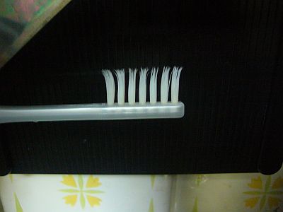 図1:変形して来た一列歯ブラシ <click>→図2:熱湯だけでは戻らない!?