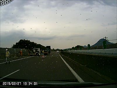 図1:工事中の高速道 <click>→動画1:3箇所だけ摘み出してみた