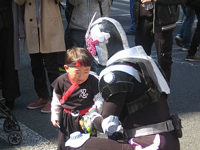 図1:怖がって泣く子 <click>→図2:愉しそうな出会い